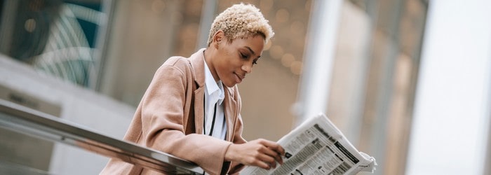 Femme lisant un journal - résilier Charlie Hebdo